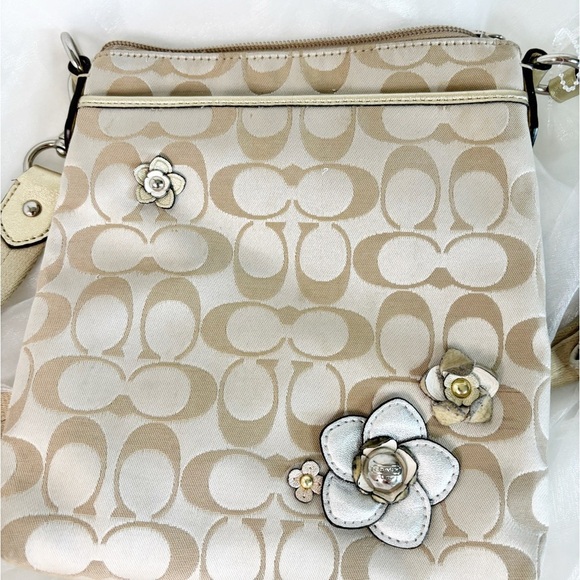 Coach Signature Canvas Swingpack Crossbody Gold Trim Leather Daisy Flower Bag - Picture 1 of 10